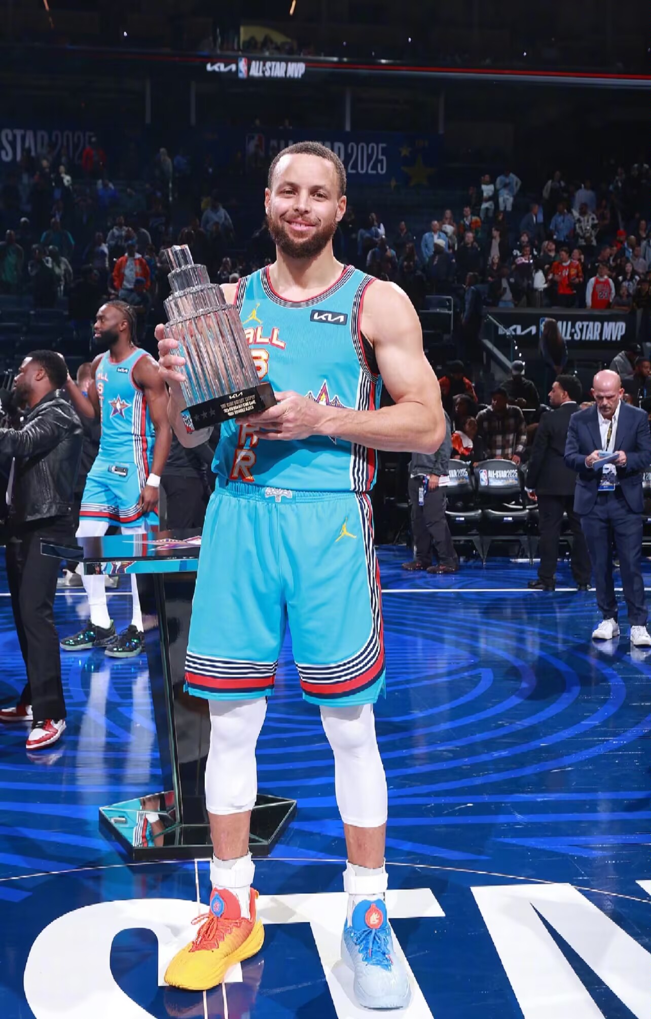  库里在美国队比赛中关键助攻，大胜引发热议！棋牌游戏